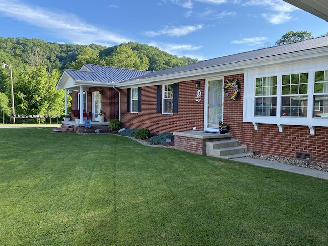 ranch-style home featuring a front lawn