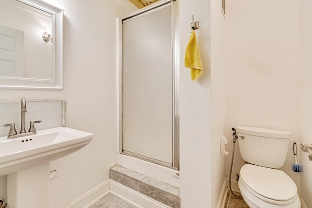 489 Sally J Rd, Mount Vernon, KY 40456 - bathroom with baseboards, a shower stall, toilet, decorative backsplash, and a sink