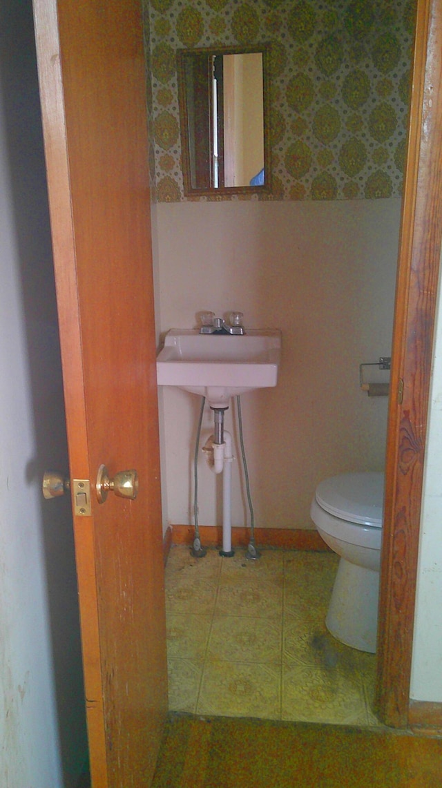 bathroom featuring sink and toilet