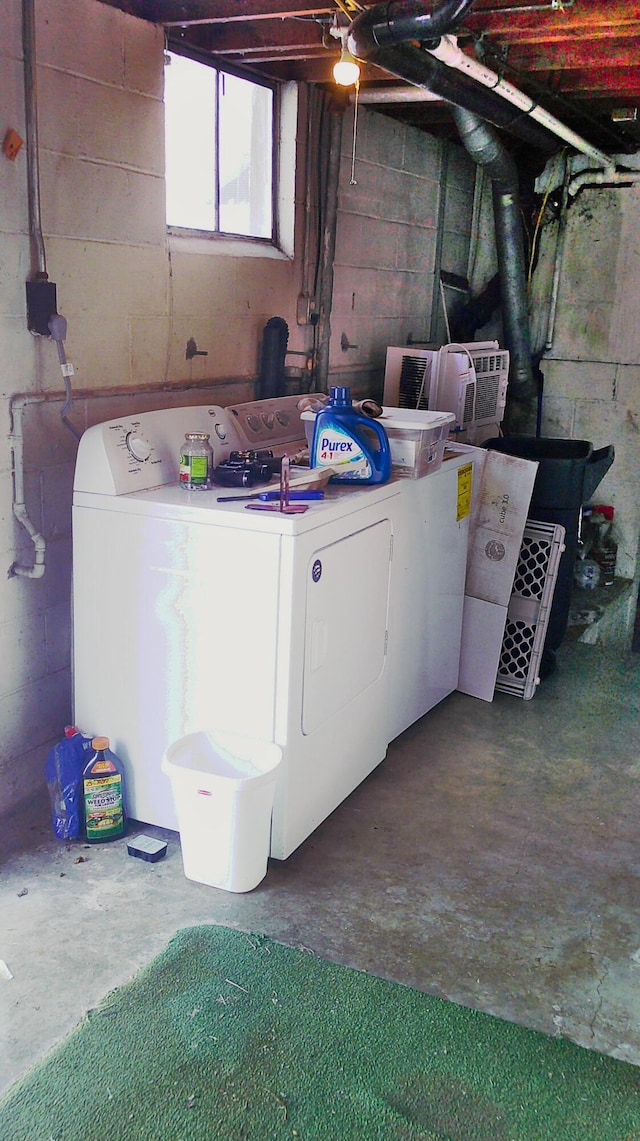 washroom featuring washing machine and clothes dryer