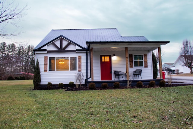 view of front of house with a front lawn and covered porch