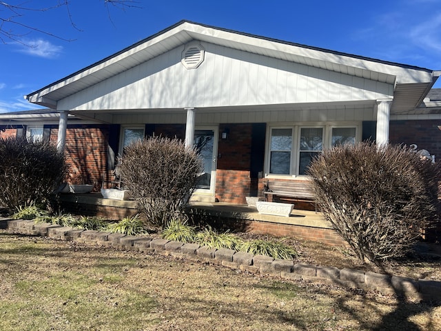 view of front facade featuring covered porch and a front lawn