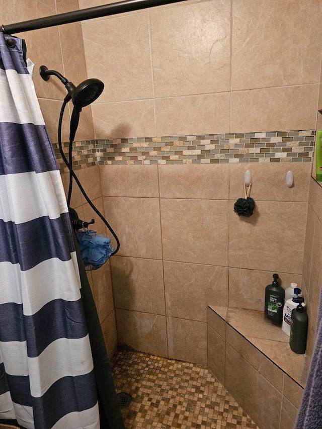 full bathroom featuring tiled shower