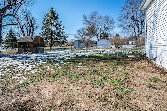 view of yard featuring a shed