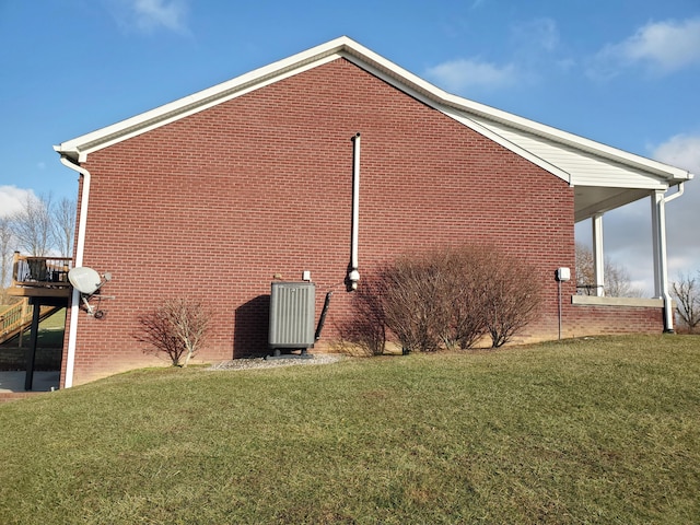 view of side of property featuring a lawn