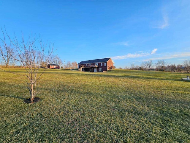 view of yard featuring a rural view