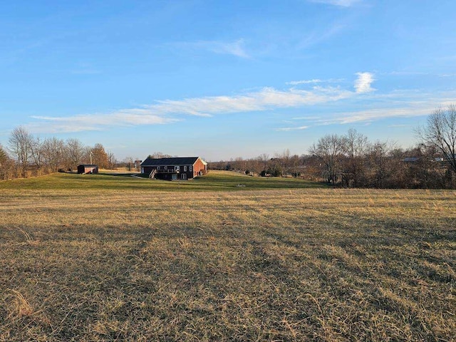 view of yard featuring a rural view