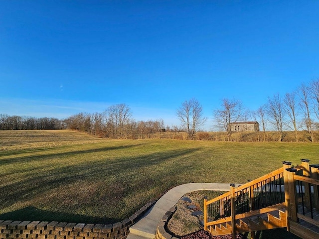 view of yard featuring a rural view