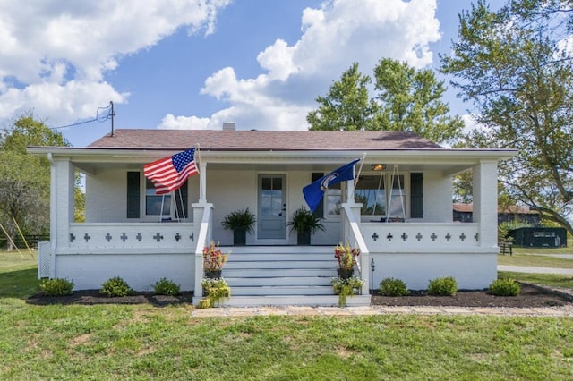 view of front facade featuring a porch and a front lawn