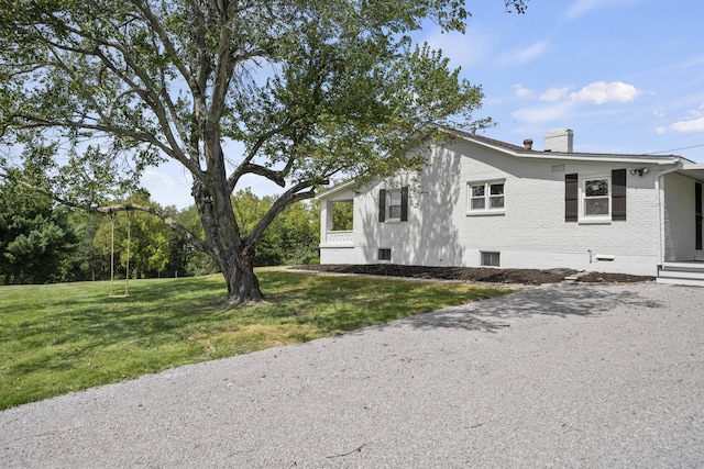 view of side of property featuring a lawn