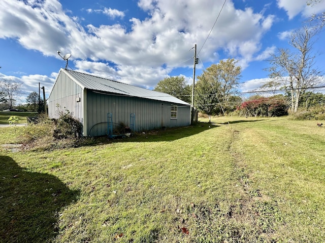 view of yard featuring an outdoor structure