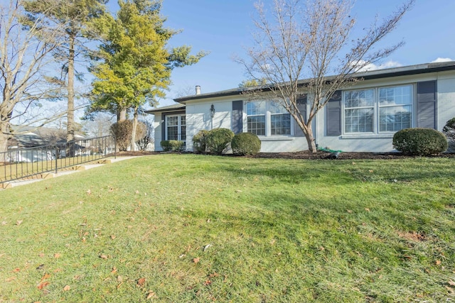 ranch-style home featuring a front lawn