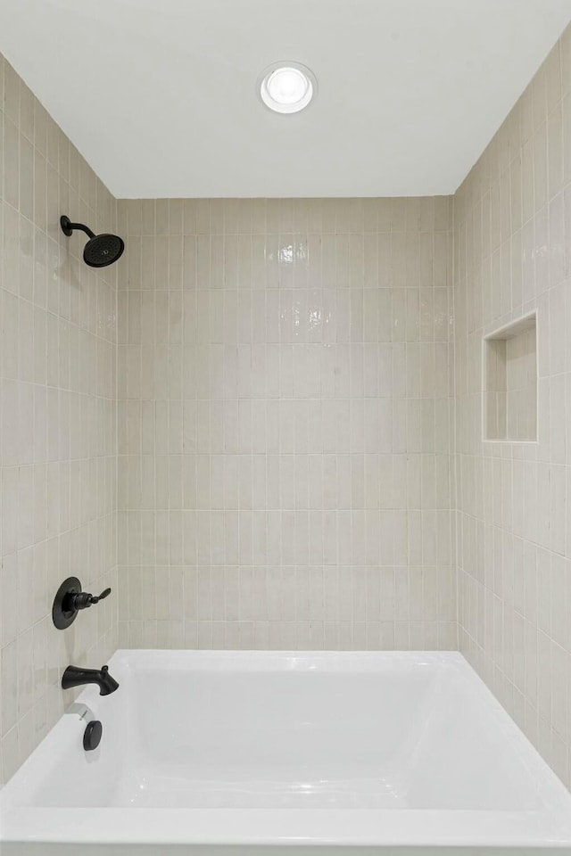 bathroom with tiled shower / bath