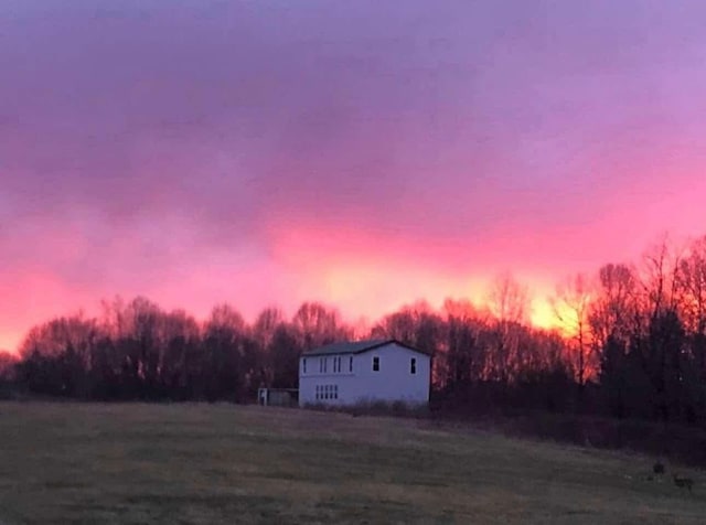 view of yard at dusk