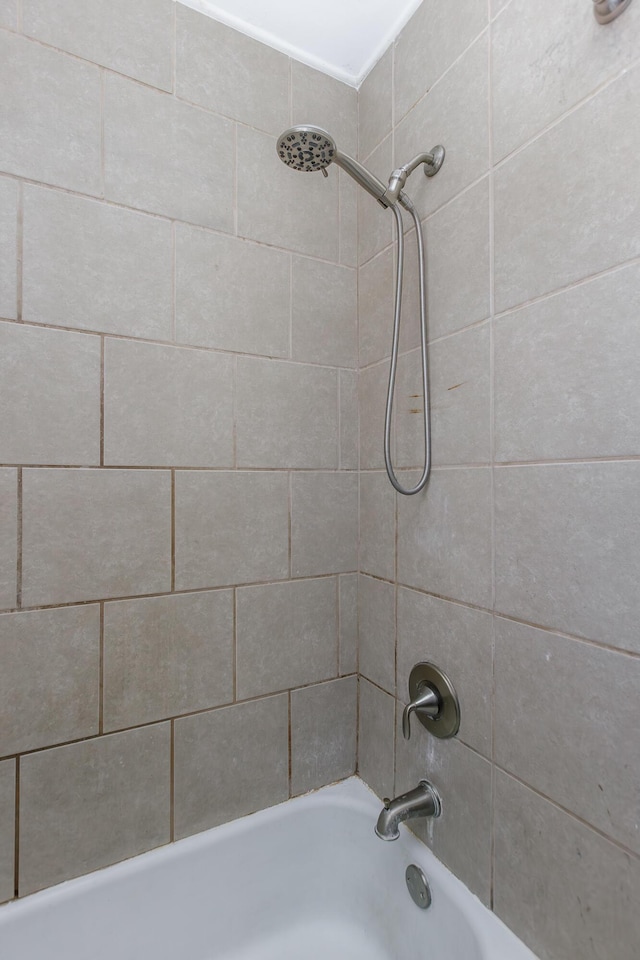 bathroom with tiled shower / bath combo