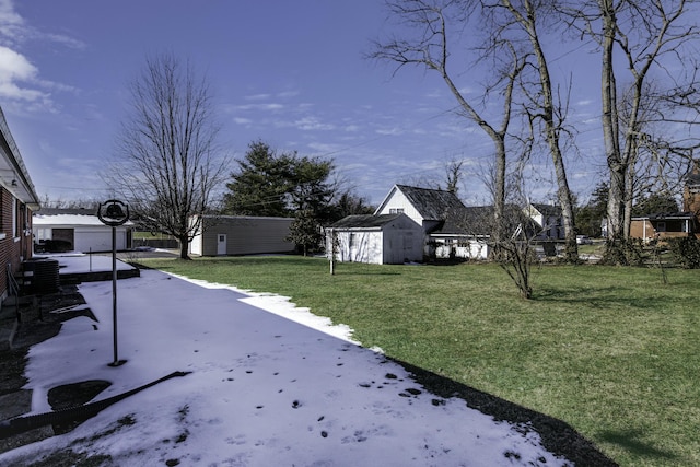 view of yard with a storage unit