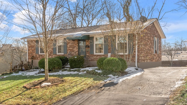 single story home with a front yard