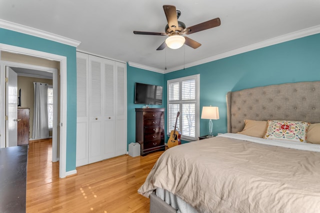 bedroom featuring hardwood / wood-style floors, crown molding, a closet, and ceiling fan