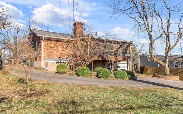 view of front of property featuring a front yard