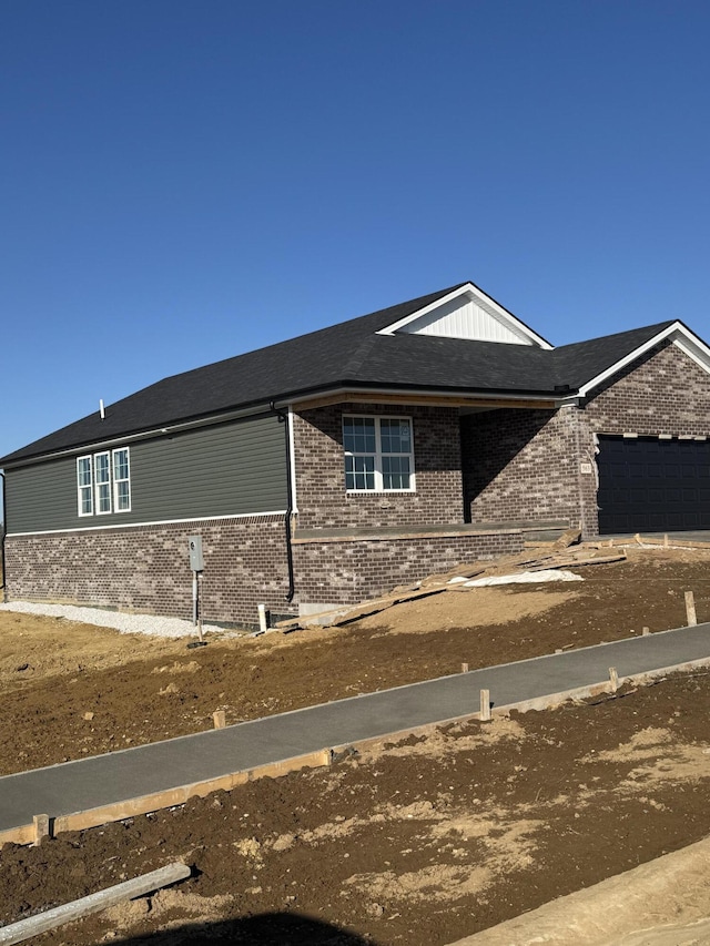 view of front facade featuring a garage