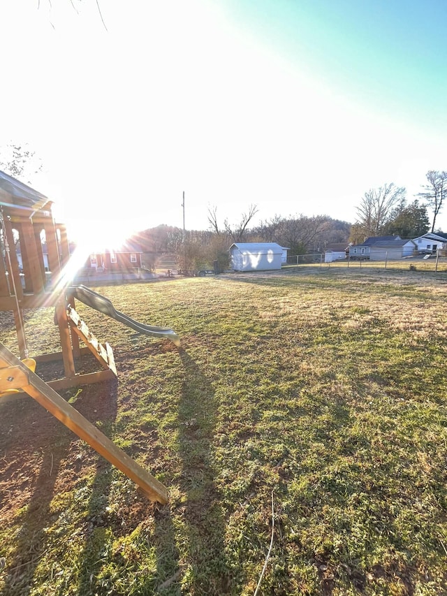 view of yard featuring a rural view