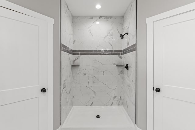 bathroom featuring a tile shower