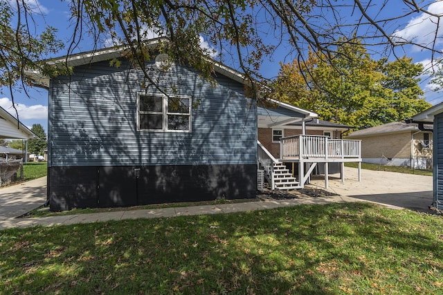 view of front of property featuring a wooden deck and a front yard