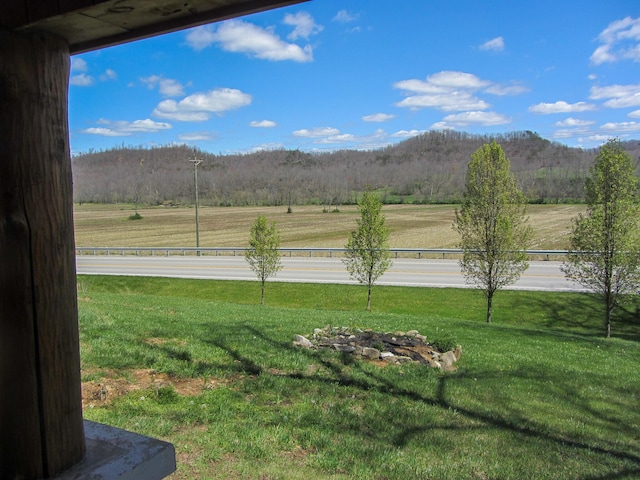 view of yard featuring a rural view