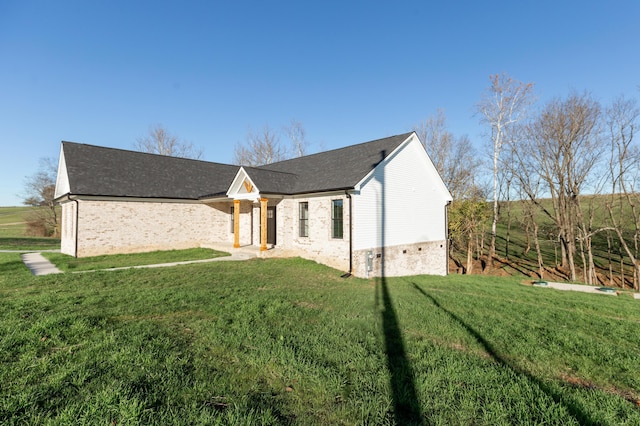 view of front of property featuring a front lawn