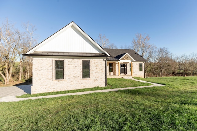 view of front of property with a front lawn