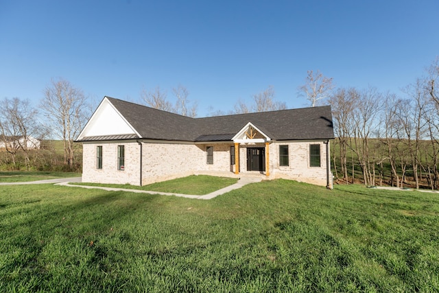 view of front of property featuring a front yard