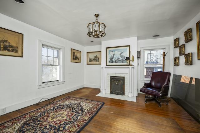 sitting room featuring dark wood-style floors, a chandelier, visible vents, and baseboards