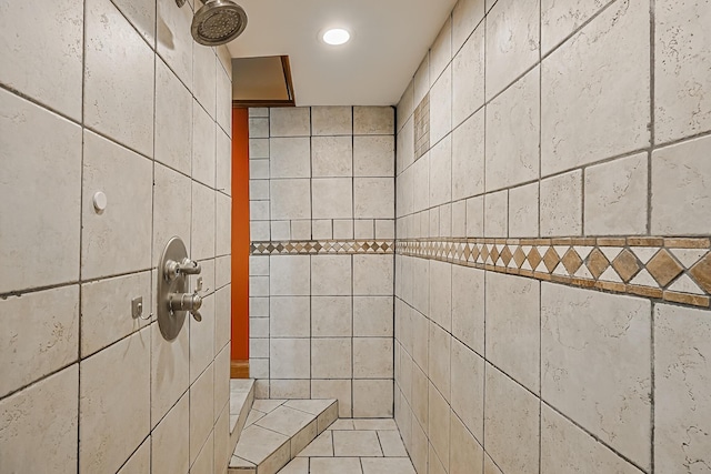 details featuring tiled shower