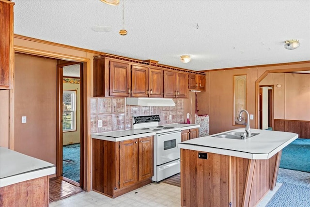 kitchen featuring sink, backsplash, electric range, an island with sink, and a textured ceiling