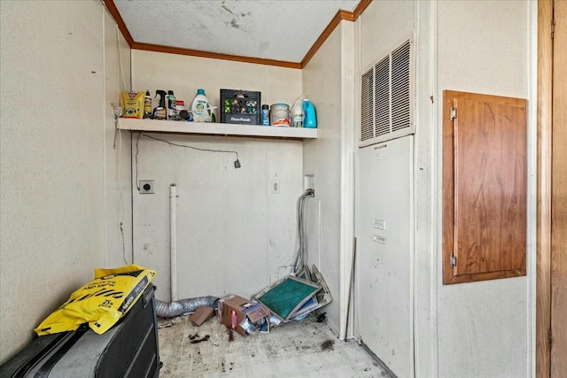 washroom featuring crown molding