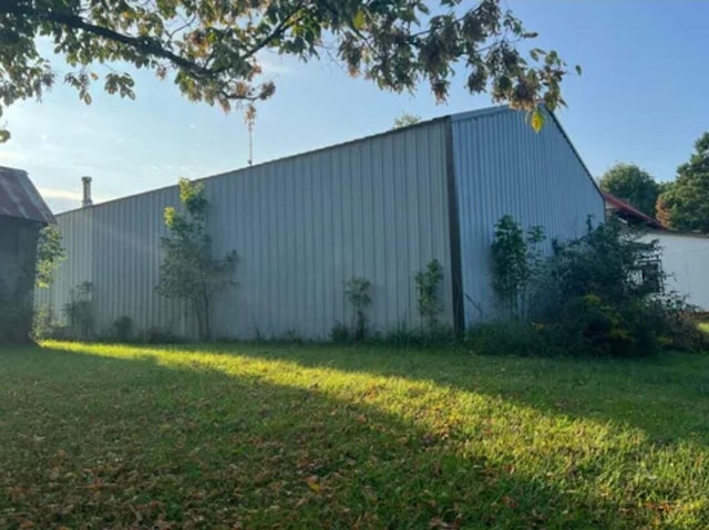 view of outdoor structure with a yard