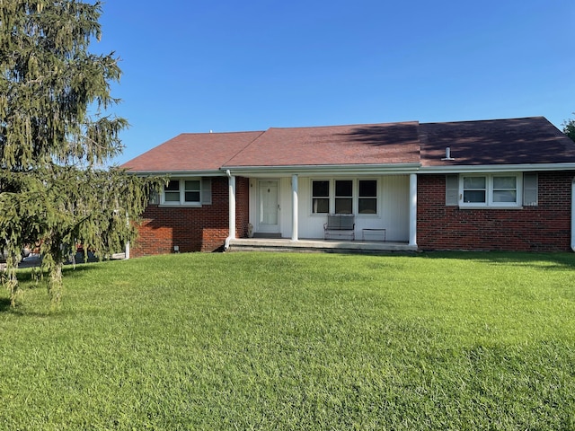 single story home featuring a front lawn