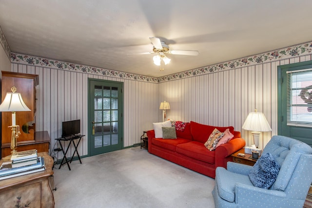 carpeted living room featuring ceiling fan