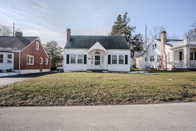 view of front of property featuring a front lawn