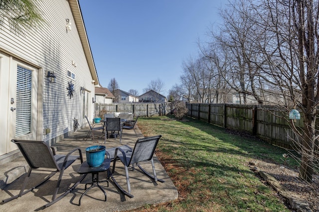 view of yard featuring a patio