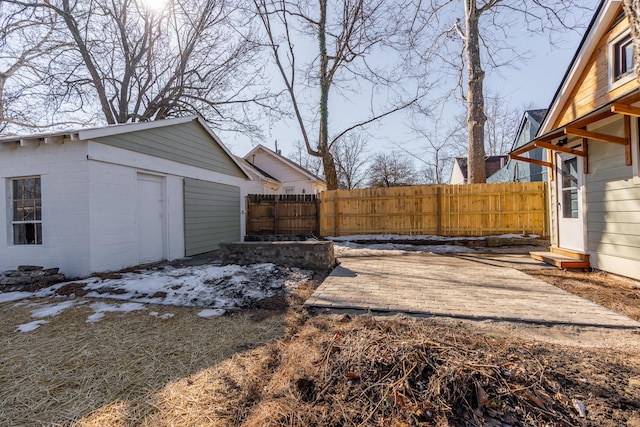 view of yard featuring an outbuilding