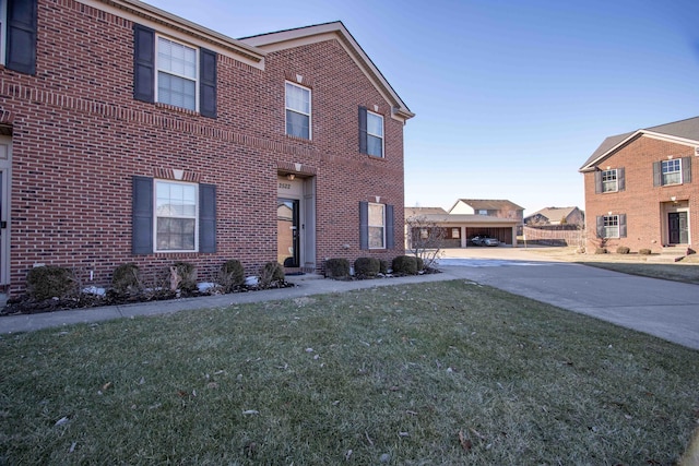 view of side of property featuring a lawn