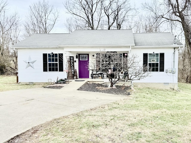 ranch-style home featuring a front lawn