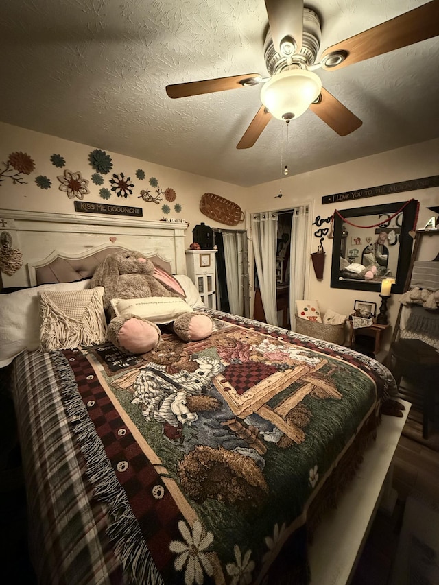 bedroom featuring ceiling fan and a textured ceiling