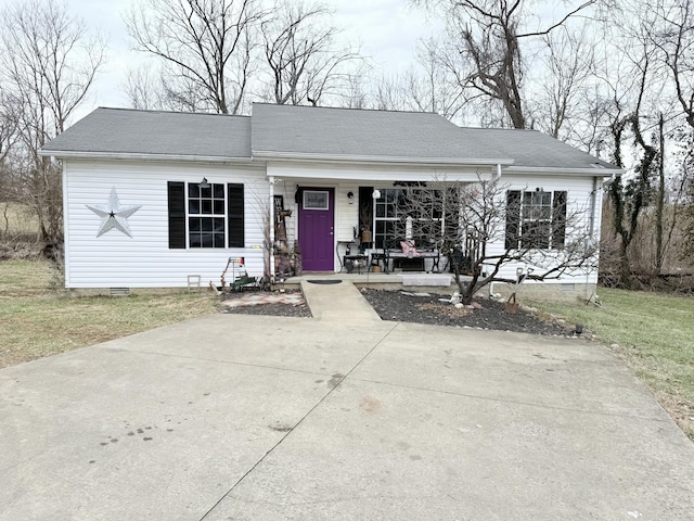 view of front of house with a porch and a front yard