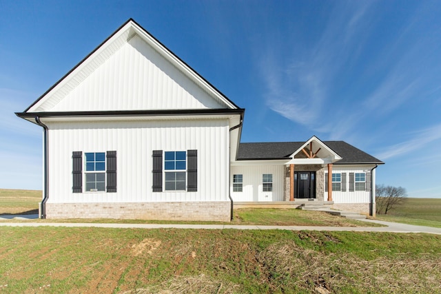 view of front facade featuring a front lawn