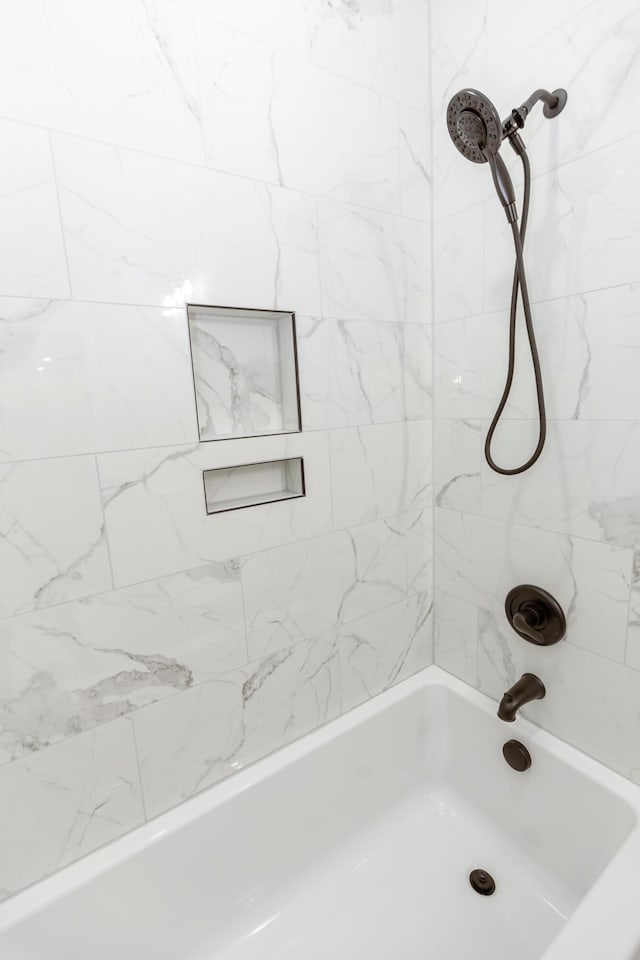 bathroom featuring tiled shower / bath combo