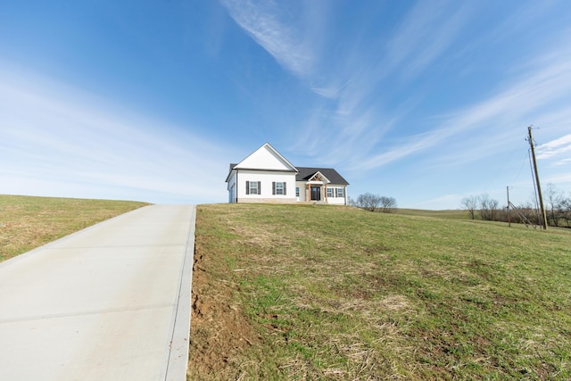 view of front of property with a front yard