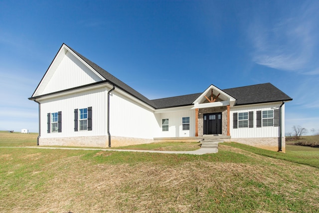 view of front of property with a front yard