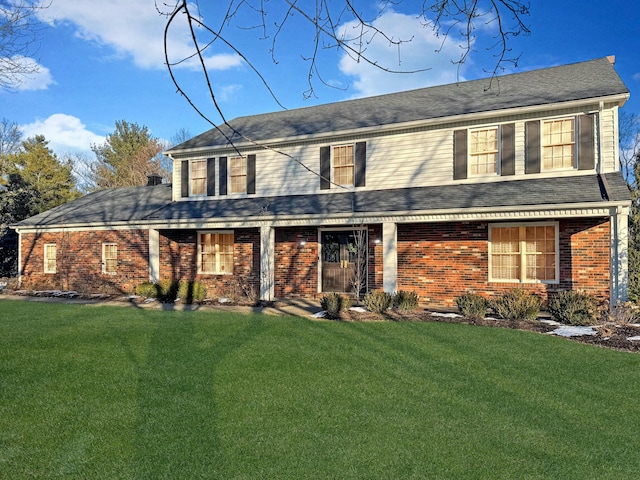 view of front facade featuring a front lawn